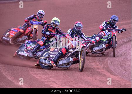 Norick Bldorn (rouge) dirige Leon Flint (jaune) Tom Brennan (bleu) et Drew Kemp (blanc) lors du match SGB Premiership entre Belle vue Aces et Wolverhampton Wolves au National Speedway Stadium, Manchester, le lundi 13th juin 2022. (Photo de Ian Charles/MI News/NurPhoto) Banque D'Images