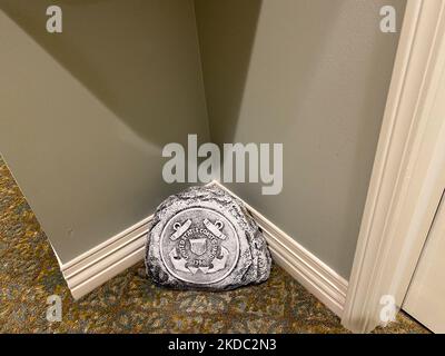 Springfield, il États-Unis - 3 octobre 2020: Un emblème de la Garde côtière des États-Unis sur une roche en plâtre commémorative. Banque D'Images