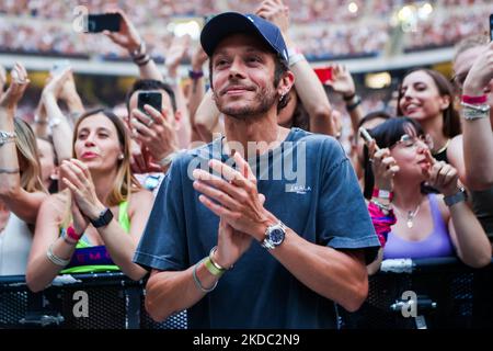 Valentino Rossi est vu au concert de Cesare Cremonini au Stadio Giuseppe Meazza à San Siro, à Milan, en Italie, sur 13 juin 2022. (Photo par Mairo Cinquetti/NurPhoto) Banque D'Images