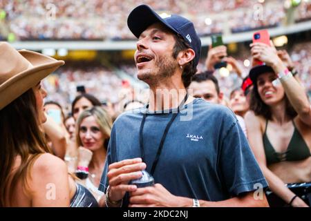 Valentino Rossi est vu au concert de Cesare Cremonini au Stadio Giuseppe Meazza à San Siro, à Milan, en Italie, sur 13 juin 2022. (Photo par Mairo Cinquetti/NurPhoto) Banque D'Images