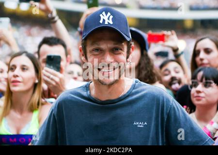 Valentino Rossi est vu au concert de Cesare Cremonini au Stadio Giuseppe Meazza à San Siro, à Milan, en Italie, sur 13 juin 2022. (Photo par Mairo Cinquetti/NurPhoto) Banque D'Images