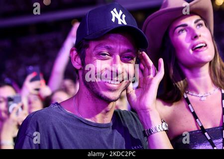 Valentino Rossi est vu au concert de Cesare Cremonini au Stadio Giuseppe Meazza à San Siro, à Milan, en Italie, sur 13 juin 2022. (Photo par Mairo Cinquetti/NurPhoto) Banque D'Images