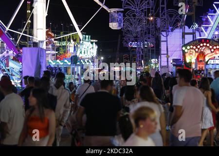 Une rue du parc d'attractions dans la foire pleine de personnes au début de la foire du Corpus sur 11 juin 2022 à Grenade, Espagne. Grenade célèbre sa grande foire après avoir été annulée pendant deux ans en raison de la pandémie de covid. (Photo par Ãlex Cámara/NurPhoto) Banque D'Images
