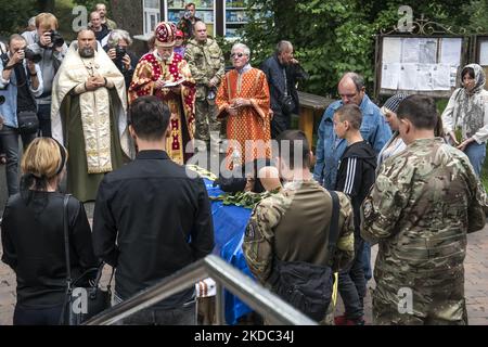 Des parents, des amis et des camarades assistent à la cérémonie funéraire du militaire ukrainien Mykhailo Tereshchenko, tué dans la région du Donbass, à l'extérieur de l'église Saint-Nicolas à Kiev, Ukraine, 14 juin 2022 (photo de Maxym Marusenko/NurPhoto) Banque D'Images