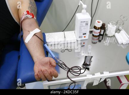 Un homme ukrainien donne du sang pendant la Journée mondiale du don de sang (WBDD), dans le cadre de l'invasion de l'Ukraine par la Russie, dans un département de transfusiologie à Odesa, en Ukraine, le 14 juin 2022. La Journée mondiale du don de sang (WBDD) est célébrée annuellement le 14 juin dans le monde entier. (Photo par STR/NurPhoto) Banque D'Images