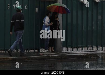 Deux personnes à l'abri de la pluie avec un parapluie dans les rues de Mexico, en raison des bandes nuageuses de la tempête tropicale Blas, une zone de basse pression avec le potentiel cyclonique situé au sud des côtes d'El Salvador, Avec le déplacement de la vague tropicale no 4 et l'entrée abondante d'humidité causée par le creux de Monsoon, qui maintiendra les conditions de fortes pluies dans les zones de Guerrero, Oaxaca, Chiapas et les pluies éparses dans la capitale. (Photo de Gerardo Vieyra/NurPhoto) Banque D'Images