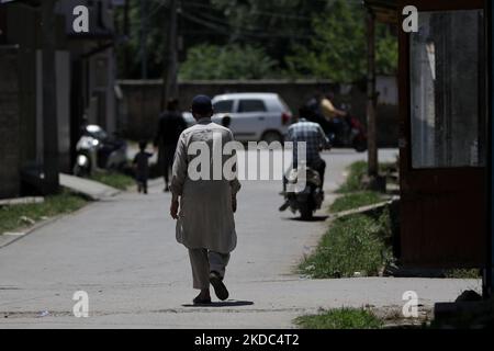 Un homme marche par une chaude journée d'été dans le quartier de Sopore Baramulla Jammu-et-Cachemire Inde le 15 juin 2022 (photo de Nasir Kachroo/NurPhoto) Banque D'Images