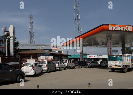 Une forte ruée vers les pompes à essence après que certains se sont asséchés dans le district de Sopore Baramulla Jammu-et-Cachemire Inde le 15 juin 2022 (photo de Nasir Kachroo/NurPhoto) Banque D'Images