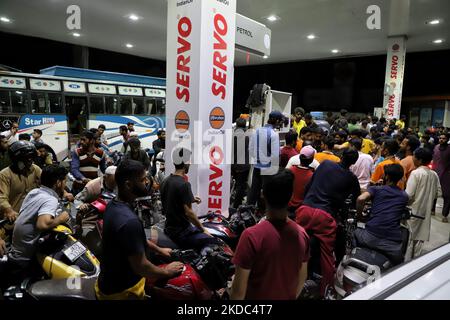 Une forte ruée vers les pompes à essence après que certains se sont asséchés dans le district de Sopore Baramulla Jammu-et-Cachemire Inde le 15 juin 2022 (photo de Nasir Kachroo/NurPhoto) Banque D'Images