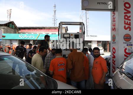 Une forte ruée vers les pompes à essence après que certains se sont asséchés dans le district de Sopore Baramulla Jammu-et-Cachemire Inde le 15 juin 2022 (photo de Nasir Kachroo/NurPhoto) Banque D'Images