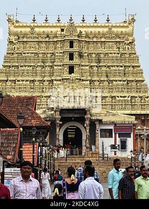 Des dévotés hindous à l'extérieur du temple historique de Sree Padmanabhaswamy à Thiruvananthapuram (Trivandrum), Kerala, en Inde, sur 10 mai 2022. Le temple qui a plus de 260 ans est récemment entré en vedette après que des pièces d'or et des pierres précieuses d'une valeur de 500 milliards de roupies (USD 11,2 milliards) ont été trouvées dans ses voûtes. Cinq voûtes du temple ont été ouvertes, produisant d'énormes quantités de bijoux en or et en argent, de pièces de monnaie et de pierres précieuses. Après la découverte de Kerala, la police a pris le contrôle de la sécurité du personnel du temple. (Photo de Creative Touch Imaging Ltd./NurPhoto) Banque D'Images