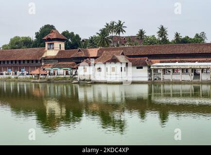 Réservoir d'eau au temple historique de Sree Padmanabhaswamy à Thiruvananthapuram (Trivandrum), Kerala, Inde, sur 10 mai 2022. Le temple qui a plus de 260 ans est récemment entré en vedette après que des pièces d'or et des pierres précieuses d'une valeur de 500 milliards de roupies (USD 11,2 milliards) ont été trouvées dans ses voûtes. Cinq voûtes du temple ont été ouvertes, produisant d'énormes quantités de bijoux en or et en argent, de pièces de monnaie et de pierres précieuses. Après la découverte de Kerala, la police a pris le contrôle de la sécurité du personnel du temple. (Photo de Creative Touch Imaging Ltd./NurPhoto) Banque D'Images