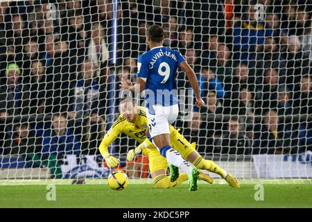 Everton, Royaume-Uni. 05th novembre 2022. Danny Ward, le gardien de Leicester City, sauve aux pieds de Dominic Calvert-Lewin d'Everton. Premier League Match, Everton v Leicester City à Goodison Park à Liverpool le samedi 5th novembre 2022. Cette image ne peut être utilisée qu'à des fins éditoriales. Utilisation éditoriale uniquement, licence requise pour une utilisation commerciale. Aucune utilisation dans les Paris, les jeux ou les publications d'un seul club/ligue/joueur. photo par Chris Stading/Andrew Orchard sports Photography/Alamy Live News crédit: Andrew Orchard sports Photography/Alamy Live News Banque D'Images