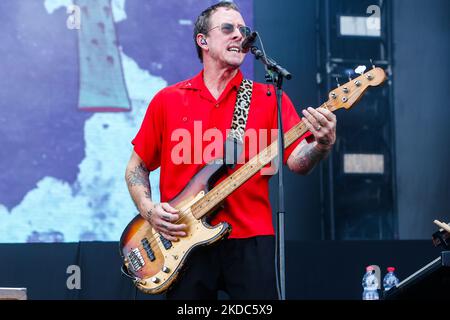 Scott Shriner de Weezer en concert au festival IDAYS à Milan, en Italie, sur 15 juin 2022. (Photo par Mairo Cinquetti/NurPhoto) Banque D'Images