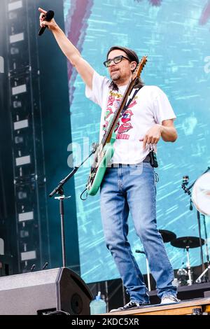 Rivières Cuomo de Weezer en concert au festival IDAYS à Milan, en Italie, sur 15 juin 2022. (Photo par Mairo Cinquetti/NurPhoto) Banque D'Images