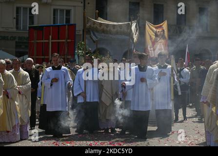 Une procession du Saint Sacrement dans la vieille ville de Cracovie. Corpus Christi procession sur la place du marché de Cracovie. La fête de Corpus Christi, également connue sous le nom de Solennité du corps et du sang le plus Saint du Christ, est une fête liturgique catholique célébrant la présence réelle du corps et du sang, de l'âme et de la Divinité de Jésus-Christ dans les éléments de l'Eucharistie. Jeudi, 16 juin 2022, à Cracovie, en Pologne. (Photo par Artur Widak/NurPhoto) Banque D'Images