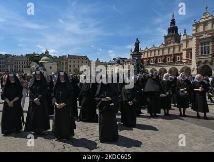 Membres des congrégations religieuses féminines locales pendant les célébrations de Corpus Christi sur la place du marché de Cracovie. La fête de Corpus Christi, également connue sous le nom de Solennité du corps et du sang le plus Saint du Christ, est une fête liturgique catholique célébrant la présence réelle du corps et du sang, de l'âme et de la Divinité de Jésus-Christ dans les éléments de l'Eucharistie. Jeudi, 16 juin 2022, à Cracovie, en Pologne. (Photo par Artur Widak/NurPhoto) Banque D'Images