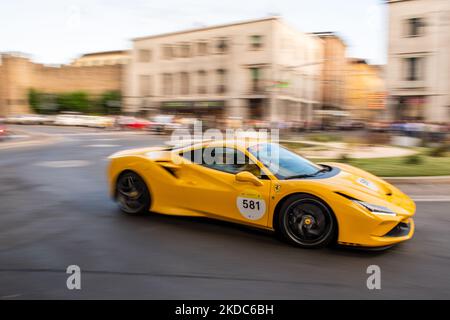 La course traditionnelle qui traverse l'Italie avec des voitures d'époque, la MilleMiglia passe par la ville de Rieti. À Rieti, le 16 juin 2022. (Photo de Riccardo Fabi/NurPhoto) Banque D'Images