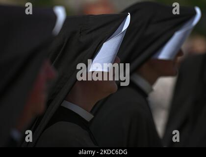 Des membres des congrégations religieuses féminines locales défilent pendant la procession de Corpus Christi sur la place du marché de Cracovie. La fête de Corpus Christi, également connue sous le nom de Solennité du corps et du sang le plus Saint du Christ, est une fête liturgique catholique célébrant la présence réelle du corps et du sang, de l'âme et de la Divinité de Jésus-Christ dans les éléments de l'Eucharistie. Jeudi, 16 juin 2022, à Cracovie, en Pologne. (Photo par Artur Widak/NurPhoto) Banque D'Images