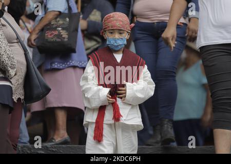 Un garçon habillé comme un 'indito' à l'extérieur de l'église du Seigneur du Calvaire à Mexico, à l'occasion de Corpus Christi jeudi, mieux connu sous le nom de 'Day of the Mules'. Selon la foi, les filles et les garçons sont vêtus de costumes indigènes en commémoration de Juan Diego, considéré comme le « archétype et symbole des chrétiens autochtones d'antan ». Les enfants sont également emmenés à l'église pour recevoir une bénédiction. (Photo de Gerardo Vieyra/NurPhoto) Banque D'Images