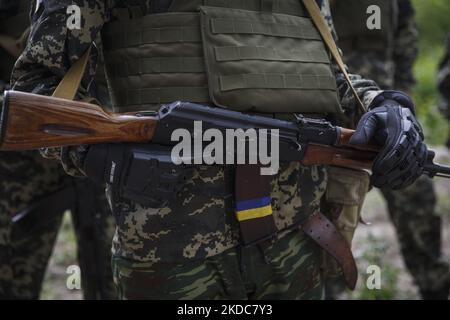 Entraînement au combat des combattants de la Défense territoriale de Bucha près de Kiev sur 17 juin 2022. En 24 février 2022, les troupes russes sont entrées dans le territoire, ce qui a déclenché un conflit qui a provoqué la destruction et une crise humanitaire. (Photo par Oleg Pereverzev/NurPhoto) Banque D'Images