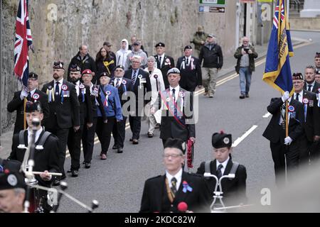 Selkirk, Royaume-Uni. 17 juin 2022. Circonscription commune de Selkirk 2022. Vendredi. L'Association des ex-soldats de Selkirk, le centre de M. William Mein avec sa ceinture, s'empresse au Monument commémoratif de guerre pour déposer une couronne, flanquée de porteurs de drapeau. Selkirk commémore et célèbre son histoire à la circonscription commune annuelle, qui a eu lieu le deuxième vendredi après le premier lundi de juin, lorsque les villes bordent ou défilent. Habituellement dans la région de 300-400, Selkirk possède l'un des plus grands cavalcade de chevaux et de cavaliers d'Europe. (Photo de Rob Gray/NurPhoto) Banque D'Images