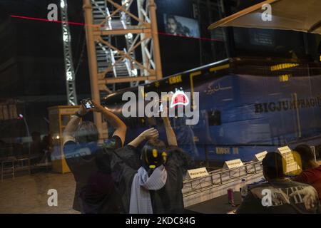 Les jeunes iraniens prennent des vidéos montrant qu’un homme à l’élastique effectue un saut à l’élastique depuis une plate-forme de 40 mètres lors de la première compétition de saut à l’élastique acrobatique en Iran dans le parc Adrenaline, dans le nord-ouest de Téhéran, sur 15 juin 2022. La première compétition acrobatique de saut à l'élastique en Iran a eu lieu au parc Adrenaline, dans le nord-ouest de Téhéran. (Photo de Morteza Nikoubazl/NurPhoto) Banque D'Images