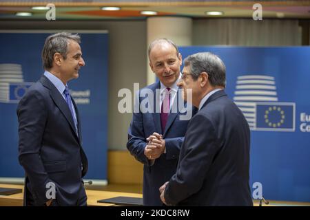 Micheal Martin (C) le Taoiseach de l'Irlande vu parler avec Kyriakos Mitsotakis (L) le Premier ministre de la Grèce et le Président de la République de Chypre Nicos Anastasiades (R) lors de la réunion du Conseil européen des dirigeants de l'UE. Le Taoiseach est le premier ministre et le chef du gouvernement de l'Irlande. Le sommet extraordinaire de 2 jours de l'UE portait sur l'Ukraine, l'énergie et la défense, s'accordant sur une sixième vague de sanctions contre la Russie et les exportations de pétrole russe avec des exemptions spéciales pour les pipelines vers la Hongrie. Réunion des 27 dirigeants de l'UE au Conseil européen de Bruxelles, Belgique, sur 30 mai Banque D'Images