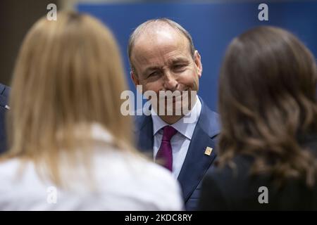 Micheal Martin le Taoiseach de l'Irlande, comme on l'a vu, s'entretenir avec le Premier ministre finlandais, Sanna Marin, lors de la réunion du Conseil européen des dirigeants de l'UE. Le Taoiseach est le premier ministre et le chef du gouvernement de l'Irlande. Le sommet extraordinaire de 2 jours de l'UE portait sur l'Ukraine, l'énergie et la défense, s'accordant sur une sixième vague de sanctions contre la Russie et les exportations de pétrole russe avec des exemptions spéciales pour les pipelines vers la Hongrie. Réunion des 27 dirigeants de l'UE au Conseil européen de Bruxelles (Belgique) sur 30 mai 2022 (photo de Nicolas Economou/NurPhoto) Banque D'Images