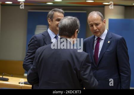 Micheal Martin le Taoiseach d'Irlande, comme vu, s'entretenir avec Kyriakos Mitsotakis, Premier ministre grec, et le Président de la République de Chypre, Nicos Anastasiades, lors de la réunion du Conseil européen des dirigeants de l'UE. Le Taoiseach est le premier ministre et le chef du gouvernement de l'Irlande. Le sommet extraordinaire de 2 jours de l'UE portait sur l'Ukraine, l'énergie et la défense, s'accordant sur une sixième vague de sanctions contre la Russie et les exportations de pétrole russe avec des exemptions spéciales pour les pipelines vers la Hongrie. Réunion des 27 dirigeants de l'UE au Conseil européen de Bruxelles (Belgique) sur 30 mai 2022 (Phot Banque D'Images