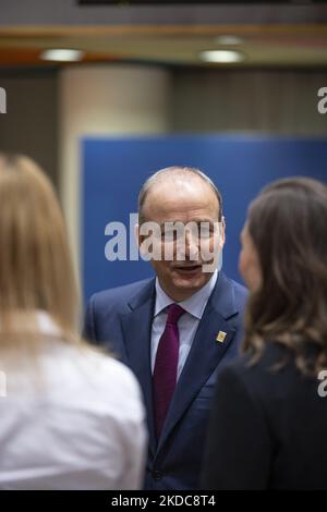 Micheal Martin le Taoiseach de l'Irlande, comme on l'a vu, s'entretenir avec le Premier ministre finlandais, Sanna Marin, lors de la réunion du Conseil européen des dirigeants de l'UE. Le Taoiseach est le premier ministre et le chef du gouvernement de l'Irlande. Le sommet extraordinaire de 2 jours de l'UE portait sur l'Ukraine, l'énergie et la défense, s'accordant sur une sixième vague de sanctions contre la Russie et les exportations de pétrole russe avec des exemptions spéciales pour les pipelines vers la Hongrie. Réunion des 27 dirigeants de l'UE au Conseil européen de Bruxelles (Belgique) sur 30 mai 2022 (photo de Nicolas Economou/NurPhoto) Banque D'Images