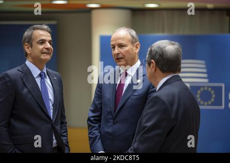 Micheal Martin (C) le Taoiseach de l'Irlande vu parler avec Kyriakos Mitsotakis (L) le Premier ministre de la Grèce et le Président de la République de Chypre Nicos Anastasiades (R) lors de la réunion du Conseil européen des dirigeants de l'UE. Le Taoiseach est le premier ministre et le chef du gouvernement de l'Irlande. Le sommet extraordinaire de 2 jours de l'UE portait sur l'Ukraine, l'énergie et la défense, s'accordant sur une sixième vague de sanctions contre la Russie et les exportations de pétrole russe avec des exemptions spéciales pour les pipelines vers la Hongrie. Réunion des 27 dirigeants de l'UE au Conseil européen de Bruxelles, Belgique, sur 30 mai Banque D'Images