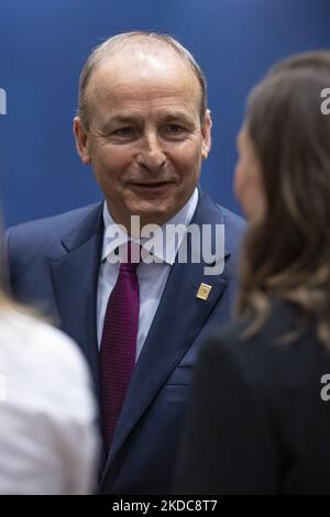 Micheal Martin le Taoiseach de l'Irlande, comme on l'a vu, s'entretenir avec le Premier ministre finlandais, Sanna Marin, lors de la réunion du Conseil européen des dirigeants de l'UE. Le Taoiseach est le premier ministre et le chef du gouvernement de l'Irlande. Le sommet extraordinaire de 2 jours de l'UE portait sur l'Ukraine, l'énergie et la défense, s'accordant sur une sixième vague de sanctions contre la Russie et les exportations de pétrole russe avec des exemptions spéciales pour les pipelines vers la Hongrie. Réunion des 27 dirigeants de l'UE au Conseil européen de Bruxelles (Belgique) sur 30 mai 2022 (photo de Nicolas Economou/NurPhoto) Banque D'Images