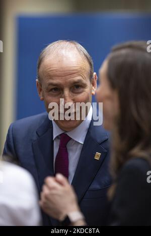 Micheal Martin le Taoiseach de l'Irlande, comme on l'a vu, s'entretenir avec le Premier ministre finlandais, Sanna Marin, lors de la réunion du Conseil européen des dirigeants de l'UE. Le Taoiseach est le premier ministre et le chef du gouvernement de l'Irlande. Le sommet extraordinaire de 2 jours de l'UE portait sur l'Ukraine, l'énergie et la défense, s'accordant sur une sixième vague de sanctions contre la Russie et les exportations de pétrole russe avec des exemptions spéciales pour les pipelines vers la Hongrie. Réunion des 27 dirigeants de l'UE au Conseil européen de Bruxelles (Belgique) sur 30 mai 2022 (photo de Nicolas Economou/NurPhoto) Banque D'Images