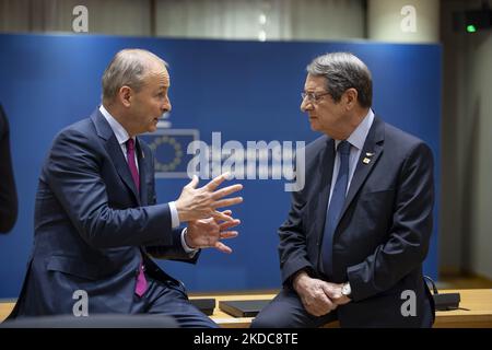 Micheal Martin le Taoiseach de l'Irlande, vu parler avec le Président de la République de Chypre Nicos Anastasiades lors de la réunion du Conseil européen des dirigeants de l'UE. Le Taoiseach est le premier ministre et le chef du gouvernement de l'Irlande. Le sommet extraordinaire de 2 jours de l'UE portait sur l'Ukraine, l'énergie et la défense, s'accordant sur une sixième vague de sanctions contre la Russie et les exportations de pétrole russe avec des exemptions spéciales pour les pipelines vers la Hongrie. Réunion des 27 dirigeants de l'UE au Conseil européen de Bruxelles (Belgique) sur 30 mai 2022 (photo de Nicolas Economou/NurPhoto) Banque D'Images