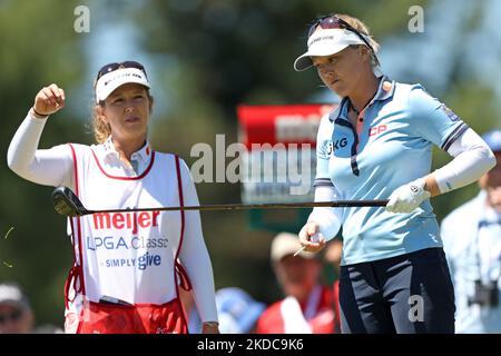 Henderson Brooke du Canada interagit avec son caddy sur le deuxième tee lors de la troisième partie de la Classique Meijer LPGA pour le tournoi de golf Simply Donnez au Blythefield Country Club à Belmont, MI, USA Samedi, 18 juin 2022. (Photo de Jorge Lemus/NurPhoto) Banque D'Images