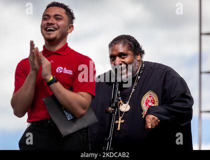 L'évêque William Barber (à droite), coprésident de la campagne des pauvres (PPC), parle pendant la marche morale de l'organisation sur Washington et aux urnes. Cet événement attire l'attention sur le niveau de pauvreté et d'instabilité économique aux États-Unis et sur le taux disproportionné de mortalité par coronavirus parmi les pauvres et les faibles revenus, et exige une répartition plus équitable des ressources dans toute la société et des droits de vote pour tous les Américains. Des centaines d'organisations et des milliers de personnes ont participé à la marche. (Photo d'Allison Bailey/NurPhoto) Banque D'Images