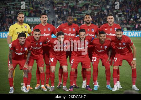 Ligne Atletico (G-D) Jan Olak, Stefan Savic, Geoffrey Kondogbia, Matheus Cunha, Jose Maria Gimenez, Rodrigo de Paul, Antoine Griezmann, Sime Vrsaljko, Koke Resurreccion, Reinildo Mandava, Yannick Carrasco pendant le match de la Liga Santader entre Elche CF et le Club Atletico de Madrid à l'Estadio Manuel Martinez Valero sur 11 mai 2022 à Elche, Espagne. (Photo de Jose Breton/Pics action/NurPhoto) Banque D'Images