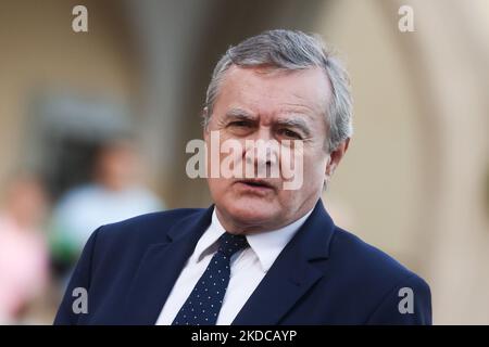 Piotr Glinski, vice-premier ministre et ministre de la Culture et du Patrimoine national du parti droit et Justice (PiS) au pouvoir en Pologne, assiste à la messe à la cathédrale de Wawel. Cracovie, Pologne sur 18 juin 2022. (Photo de Beata Zawrzel/NurPhoto) Banque D'Images