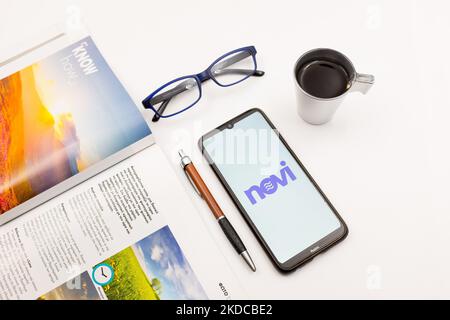 Dans cette illustration photo, un logo Novi Financial, Inc. Est affiché sur un écran de smartphone sur un bureau à côté d'un café, d'un stylo, de lunettes et d'un magazine à Athènes, en Grèce, sur 19 juin 2022. (Photo d'illustration par Nikolas Kokovlis/NurPhoto) Banque D'Images