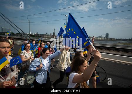 Des centaines de personnes participent au mois de mars pour soutenir l'Ukraine pour l'adhésion à l'UE à Düsseldorf, Allemagne sur 19 juin 2022 (photo de Ying Tang/NurPhoto) Banque D'Images