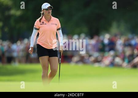 Jennifer Kupcho, de Westminster, Colorado, se rend au green 18th à la fin de la dernière partie du tournoi de golf Meijer LPGA Classic au Blythefield Country Club à Belmont, MI, États-Unis, dimanche, 19 juin 2022. (Photo par Amy Lemus/NurPhoto) Banque D'Images
