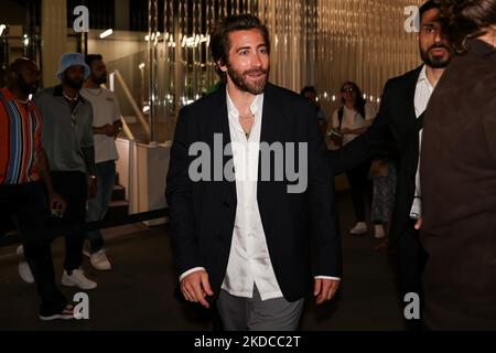 Jake Gyllenhaal arrive à la Fondazione Prada lors de la semaine de la mode masculine de Milan Printemps-été 2023 sur 19 juin 2022 à Milan, Italie. (Photo par Alessandro Bremec/NurPhoto) Banque D'Images