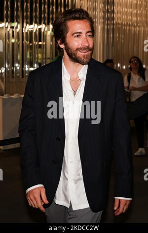 Jake Gyllenhaal arrive à la Fondazione Prada lors de la semaine de la mode masculine de Milan Printemps-été 2023 sur 19 juin 2022 à Milan, Italie. (Photo par Alessandro Bremec/NurPhoto) Banque D'Images