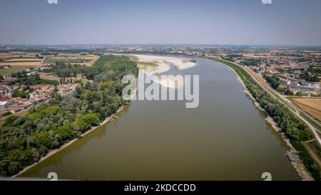 Vue de drone sur le po à San Giorgio Piacentino, sur 20 juin 2022. Certaines parties du fleuve po, la plus longue rivière d'Italie et le plus grand réservoir d'eau douce du pays, risquent de s'assécher pendant la pire sécheresse depuis 70 ans. (Photo de Manuel Romano/NurPhoto) Banque D'Images