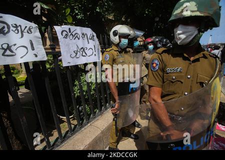 Le personnel de sécurité sri-lankais se tient à l'extérieur du bureau du président, dans le contexte de la crise économique du pays à Colombo, au Sri Lanka, sur 20 juin 2022. Banque D'Images