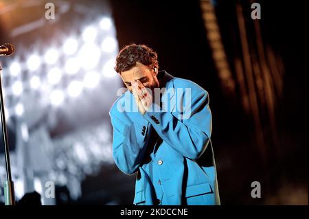 Marco Mengoni chantant sur la scène - milan san siro pendant le concert de musique de la chanteuse italienne Marco Mengoni sur 19 juin 2022 au stade San Siro à Milan, Italie (photo de Samantha Palazzini/LiveMedia/NurPhoto) Banque D'Images