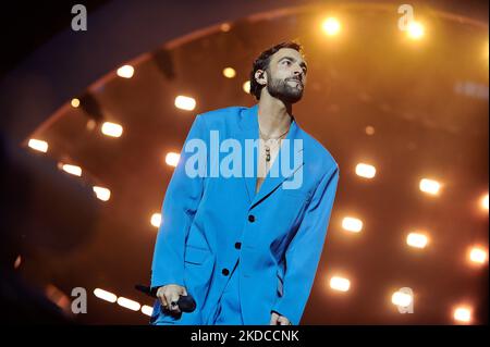 Marco Mengoni chantant sur la scène - milan san siro pendant le concert de musique de la chanteuse italienne Marco Mengoni sur 19 juin 2022 au stade San Siro à Milan, Italie (photo de Samantha Palazzini/LiveMedia/NurPhoto) Banque D'Images