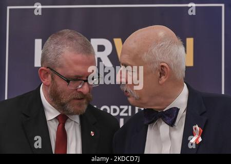 Grzegorz Braun (L), homme politique polonais de droite et chef du parti politique de la Confédération, a rencontré Janusz Korwin-Mikke (R), président du parti Korwin lors d'une réunion à Rzeszow. Lundi, 20 juin 2022, à Rzeszow, Podkarpackie Voivodeship, Pologne. (Photo par Artur Widak/NurPhoto) Banque D'Images