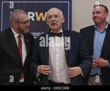 Grzegorz Braun (L), homme politique de droite polonais et chef du parti politique de la Confédération, a rencontré Janusz Korwin-Mikke (C), président du parti Korwin lors d'une réunion à Rzeszow. Lundi, 20 juin 2022, à Rzeszow, Podkarpackie Voivodeship, Pologne. (Photo par Artur Widak/NurPhoto) Banque D'Images